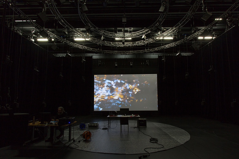 Installation vidéo 3D avec le dispositif Ambisonics (dôme de haut-parleurs) dans la grande salle du Centre Pompidou  © Centre Pompidou, photo Hervé Véronèse